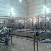Aplicadora de sleeves IMEK em operação em linha de produção industrial, aplicando rótulos termorretráteis com precisão e alta velocidade