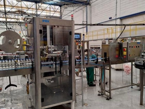 Por que investir em uma aplicadora de sleeve para aumentar a eficiência da sua linha de produção