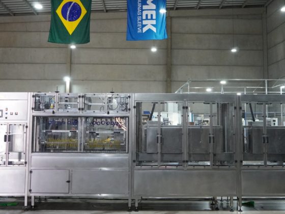 Aplicadores de sleeves: o segredo por trás de uma rotulagem perfeita na linha de produção