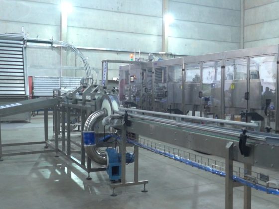 Aplicadores de sleeves: tecnologia que transforma embalagens em experiências visuais