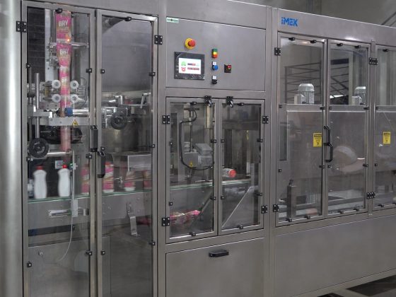 Comprar máquina aplicadora para sleeve: o investimento que transforma sua linha de produção