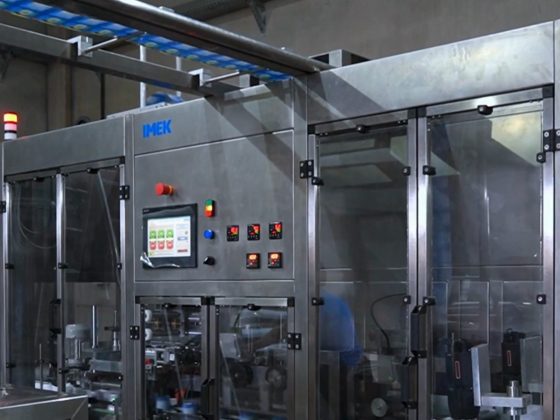 Aplicadora para sleeve ganha protagonismo na automação industrial e redefine padrões de rotulagem