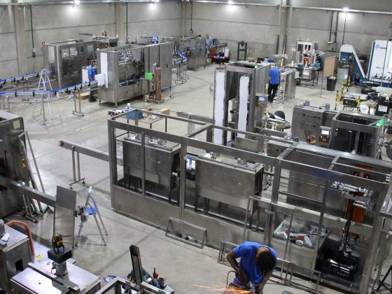 Aplicadora de Sleeves: Inovação e Desempenho na Rotulagem Industrial