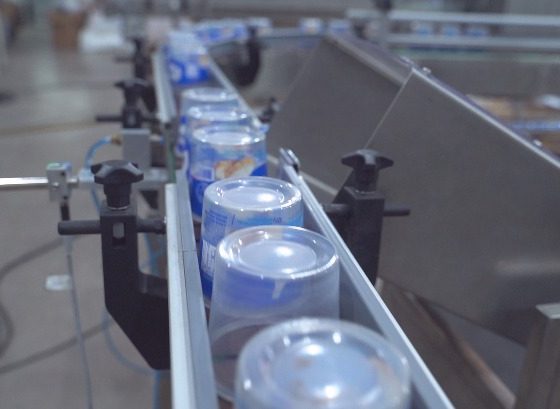 Comprar máquinas aplicadoras de sleeves: o que considerar antes de investir e por que a IMEK é referência